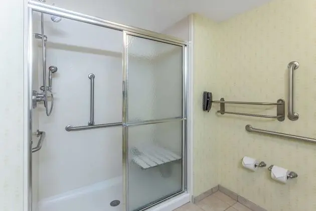 Classic Oda, 2 Büyük (Queen) Boy Yatak, Engellilere Uygun (Roll-In Shower)