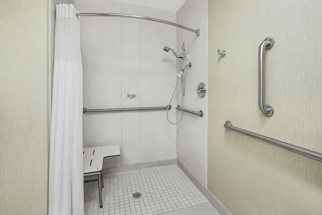 Standard Oda, 1 En Büyük (King) Boy Yatak, Engellilere Uygun, Sigara İçilmez (Roll In Shower)