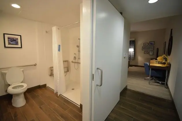 Oda, 1 En Büyük (King) Boy Yatak, Engellilere Uygun (Roll-In Shower)