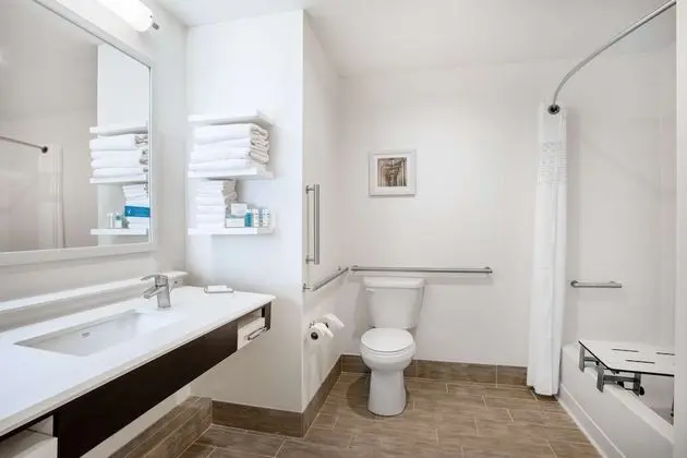 Oda, 2 Büyük (Queen) Boy Yatak, Engellilere Uygun, Sigara İçilmez (w/ bathtub)