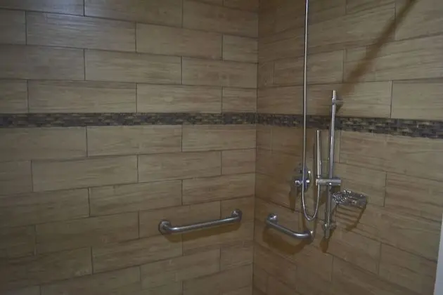 Oda, 1 En Büyük (King) Boy Yatak, Engellilere Uygun, Sigara İçilmez (Roll In Shower)