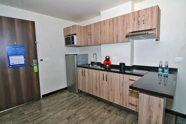Süit, 1 En Büyük (King) Boy Yatak, Sigara İçilmez, Buzdolabı