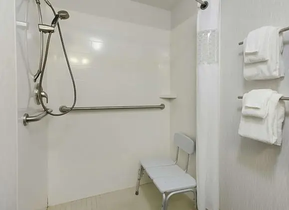 Oda, 1 En Büyük (King) Boy Yatak (Roll-in Shower)