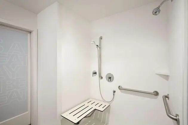 Stüdyo, 1 En Büyük (King) Boy Yatak, Engellilere Uygun (Roll-In Shower)