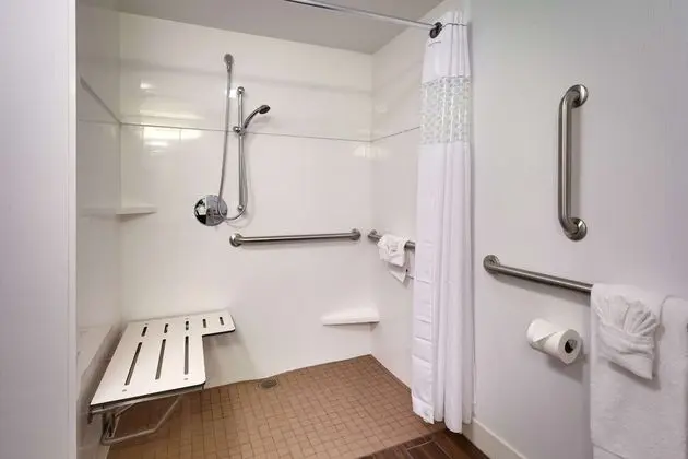 Oda, 1 Büyük (Queen) Boy Yatak, Engellilere Uygun (Roll-in Shower)