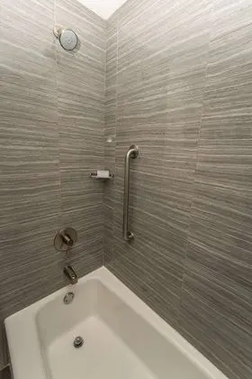 Oda, 2 Büyük (Queen) Boy Yatak, Engellilere Uygun (Mobility & Hearing, Roll-In Shower)