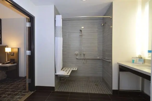 Oda, 2 Büyük (Queen) Boy Yatak, Engellilere Uygun (Mobility & Hearing, Roll-In Shower)
