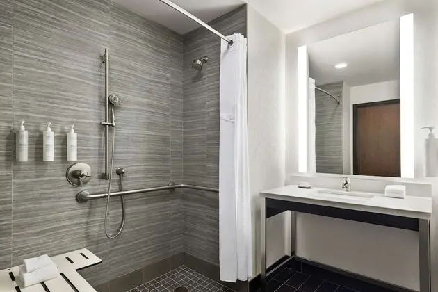 Oda, 2 Büyük (Queen) Boy Yatak, Engellilere Uygun (Mobility & Hearing, Roll-In Shower)