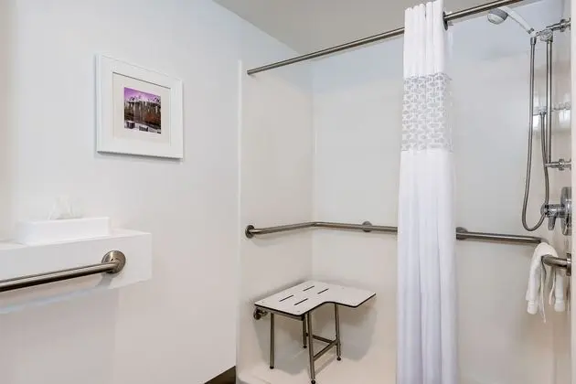 Oda, 2 Büyük (Queen) Boy Yatak, Engellilere Uygun (Mobility Accessible, Roll In Shower)