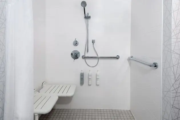 Oda, 2 Büyük (Queen) Boy Yatak, Engellilere Uygun (Mobility Accessible, Roll In Shower)