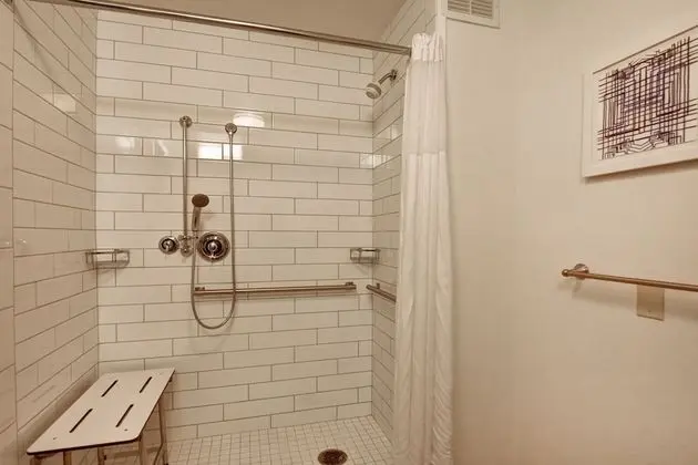 Oda, 2 Çift Kişilik Yatak, Engellilere Uygun (Roll-In Shower)