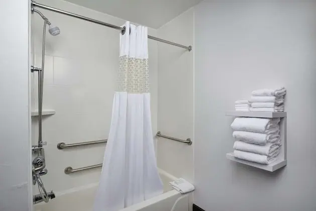 Oda, 1 En Büyük (King) Boy Yatak, Engellilere Uygun (Mobility & Hearing, Roll-In Shower)