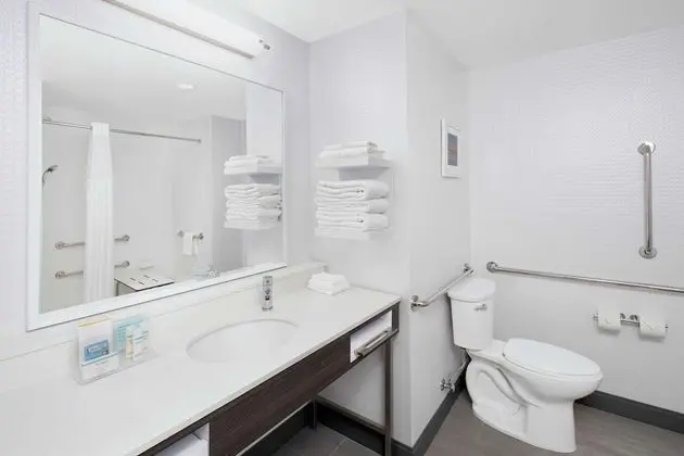 Oda, 1 En Büyük (King) Boy Yatak, Engellilere Uygun, Küvet