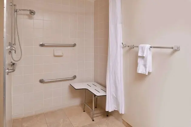 Oda, 1 En Büyük (King) Boy Yatak, Engellilere Uygun (Mobility & Hearing, Roll-in Shower)