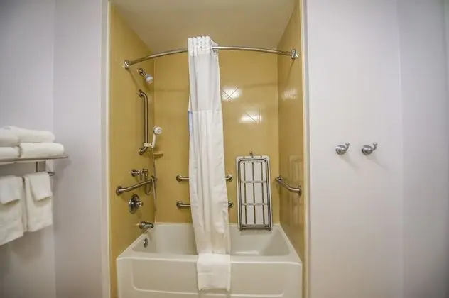 Oda, 2 Büyük (Queen) Boy Yatak, Engellilere Uygun, Sigara İçilmez