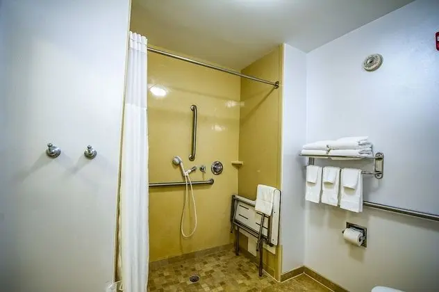 Oda, 2 Büyük (Queen) Boy Yatak, Engellilere Uygun, Sigara İçilmez