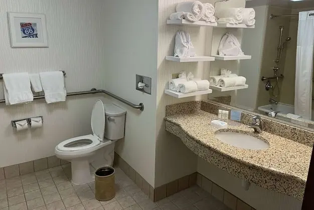 Oda, 2 Büyük (Queen) Boy Yatak, Engellilere Uygun, Sigara İçilmez (Mobility, Tub W/Grab Bars)