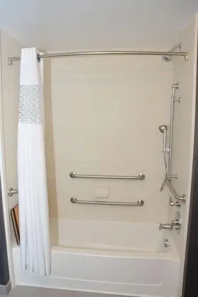 Oda, 2 Büyük (Queen) Boy Yatak, Engellilere Uygun, Sigara İçilmez