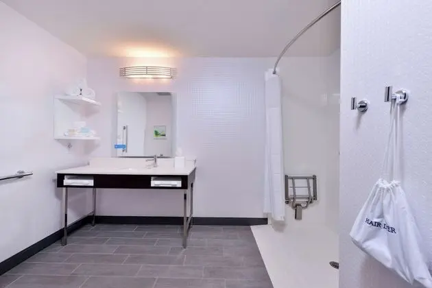 Oda, 1 En Büyük (King) Boy Yatak, Engellilere Uygun (Mobility & Hearing, Roll-in Shower)