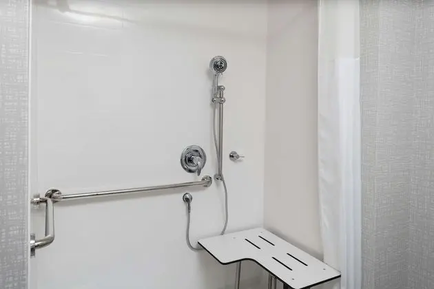 Oda, 1 En Büyük (King) Boy Yatak, Engellilere Uygun (Mobility & Hearing, Roll-in Shower)
