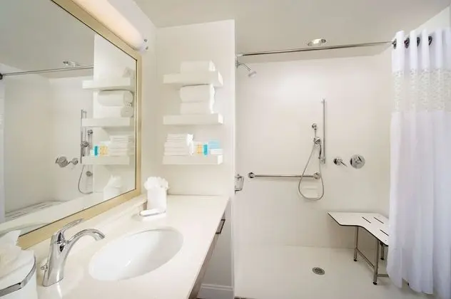 Oda, 1 En Büyük (King) Boy Yatak, Engellilere Uygun (Roll In Shower)