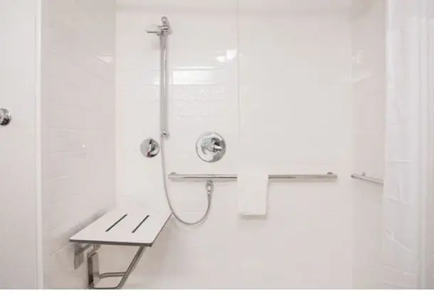 Oda, 2 Büyük (Queen) Boy Yatak, Engellilere Uygun, Küvet (Hearing)