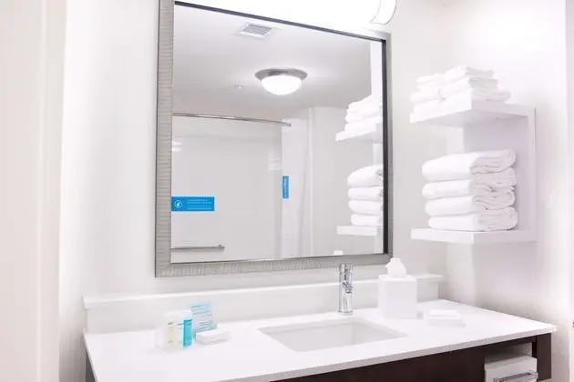 Oda, 2 Büyük (Queen) Boy Yatak, Engellilere Uygun, Küvet (Hearing)