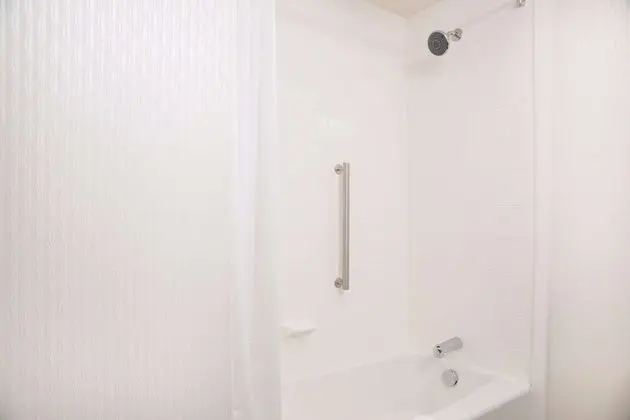 Oda, 2 Büyük (Queen) Boy Yatak, Engellilere Uygun, Küvet (Hearing)