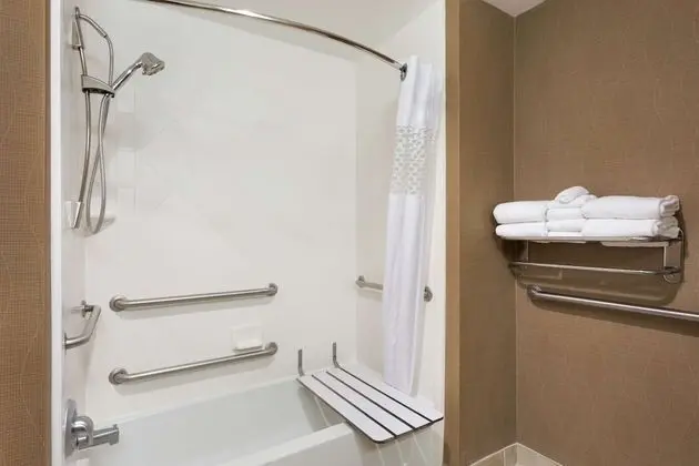 Oda, 1 En Büyük (King) Boy Yatak, Engellilere Uygun (Mobility, Roll-in Shower)