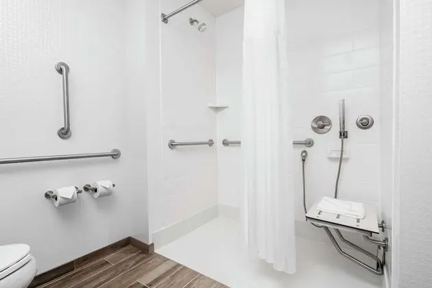 Oda, 1 En Büyük (King) Boy Yatak, Engellilere Uygun (Mobility & Hearing, Roll-in Shower)