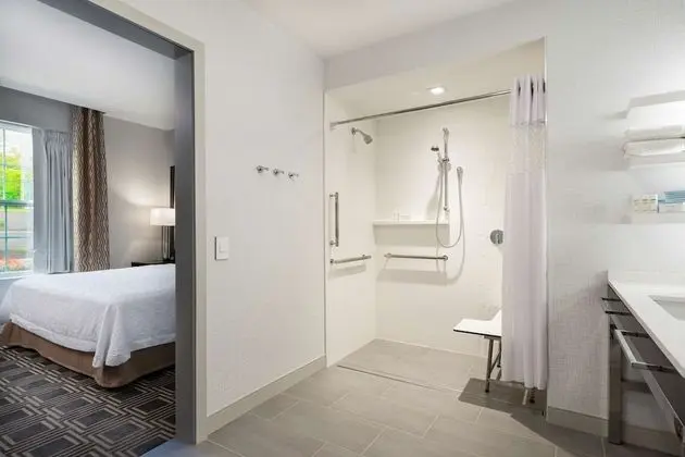Oda, 2 Büyük (Queen) Boy Yatak, Engellilere Uygun, Sigara İçilmez (Roll-in Shower)