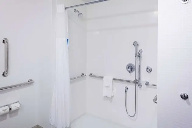 Oda, 1 En Büyük (King) Boy Yatak, Engellilere Uygun (Roll-In Shower)