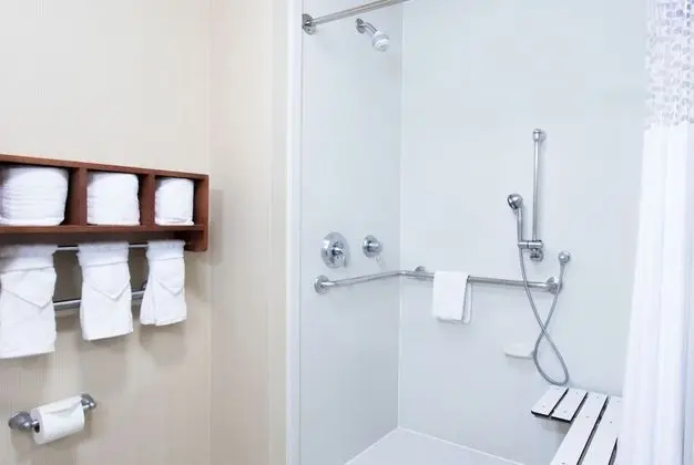 Oda, 1 En Büyük (King) Boy Yatak, Engellilere Uygun (Mobility & Hearing, Roll-in Shower)