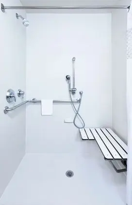 Oda, 1 En Büyük (King) Boy Yatak, Engellilere Uygun (Mobility & Hearing, Roll-in Shower)
