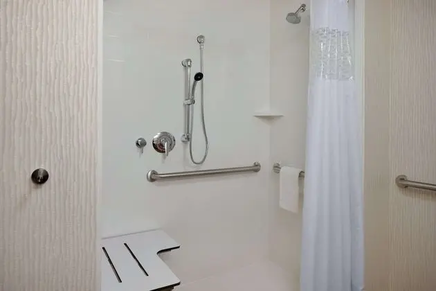Oda, 2 Büyük (Queen) Boy Yatak, Engellilere Uygun, Sigara İçilmez (Roll In Shower)