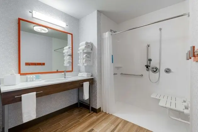 Oda, 1 En Büyük (King) Boy Yatak, Engellilere Uygun (Mobility & Hearing, Roll-in Shower)