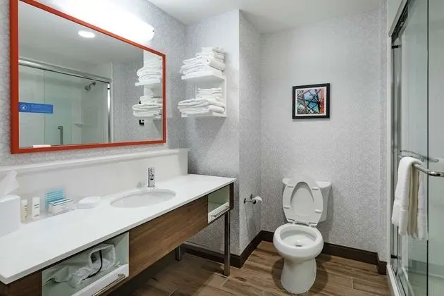 Oda, 2 Büyük (Queen) Boy Yatak, Engellilere Uygun, Küvet