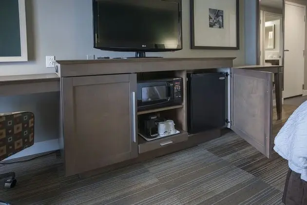 Jr. Suite, king bed, sofa bed, wet bar