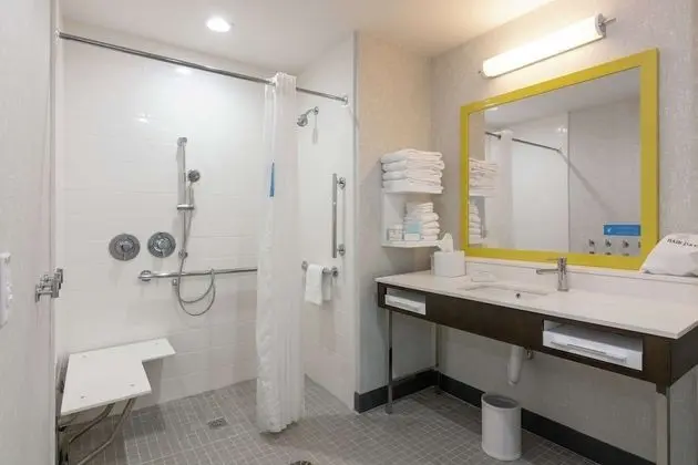 Oda, 1 En Büyük (King) Boy Yatak, Engellilere Uygun (Hearing & Roll-In Shower)