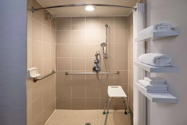 Oda, 1 En Büyük (King) Boy Yatak, Engellilere Uygun (Roll-in Shower)