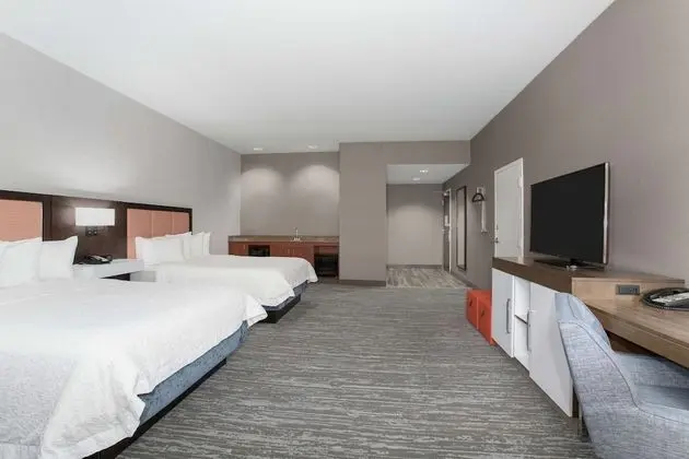 Two Queen Accessible Room with Roll in Shower (Mobility and Hearing)