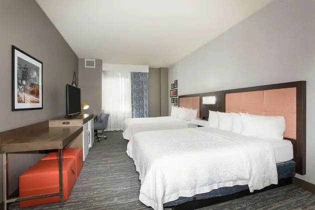Two Queen Accessible Room with Roll in Shower (Mobility and Hearing)