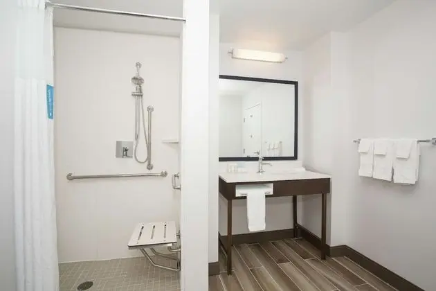 Two Queen Accessible Room with Roll in Shower (Mobility and Hearing)