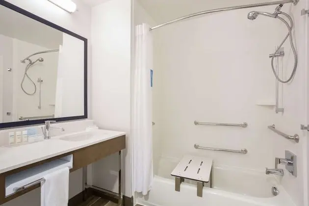 Two Queen Accessible Room with Tub