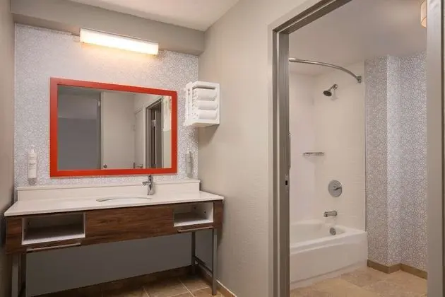 One Bedroom Suite, 1 King Bed, Kitchen