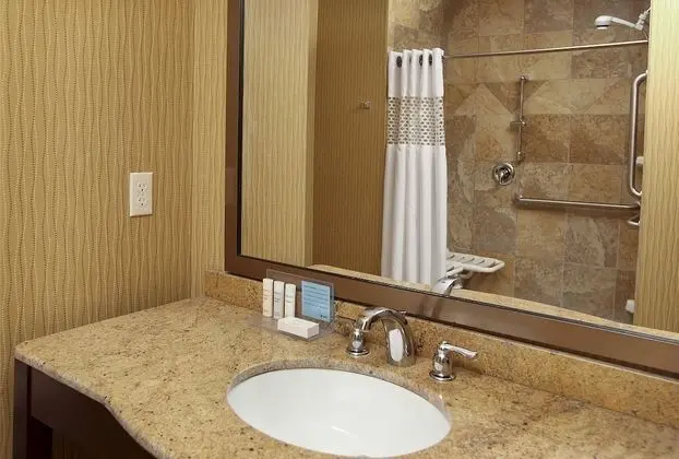 Oda, 2 Büyük (Queen) Boy Yatak, Engellilere Uygun, Sigara İçilmez (Roll-In Shower)