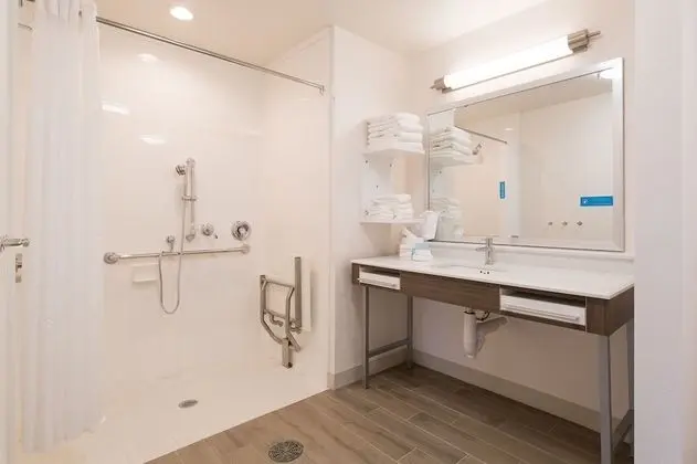 Oda, 1 En Büyük (King) Boy Yatak, Engellilere Uygun (Mobility & Hearing, Roll-in Shower)