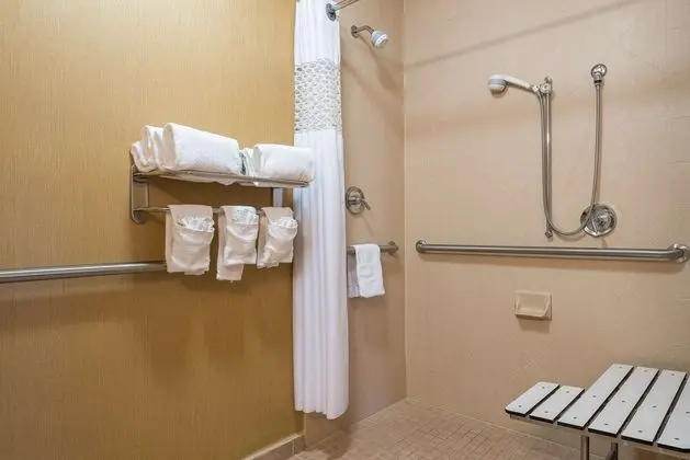 Oda, 1 En Büyük (King) Boy Yatak, Engellilere Uygun (Roll-In Shower, Mobility & Hearing)