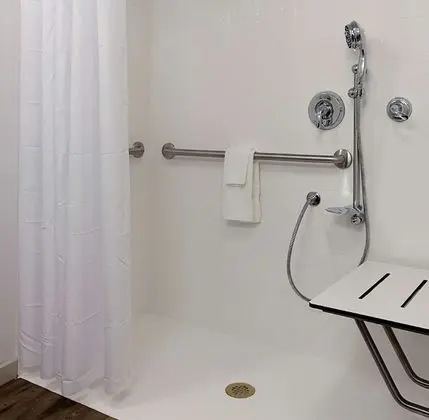 Oda, 2 Büyük (Queen) Boy Yatak, Engellilere Uygun (Roll In Shower)