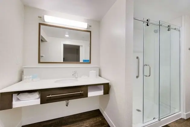 Stüdyo, 1 En Büyük (King) Boy Yatak ve Çekyat, Buzdolabı ve Mikrodalga (Wet bar)